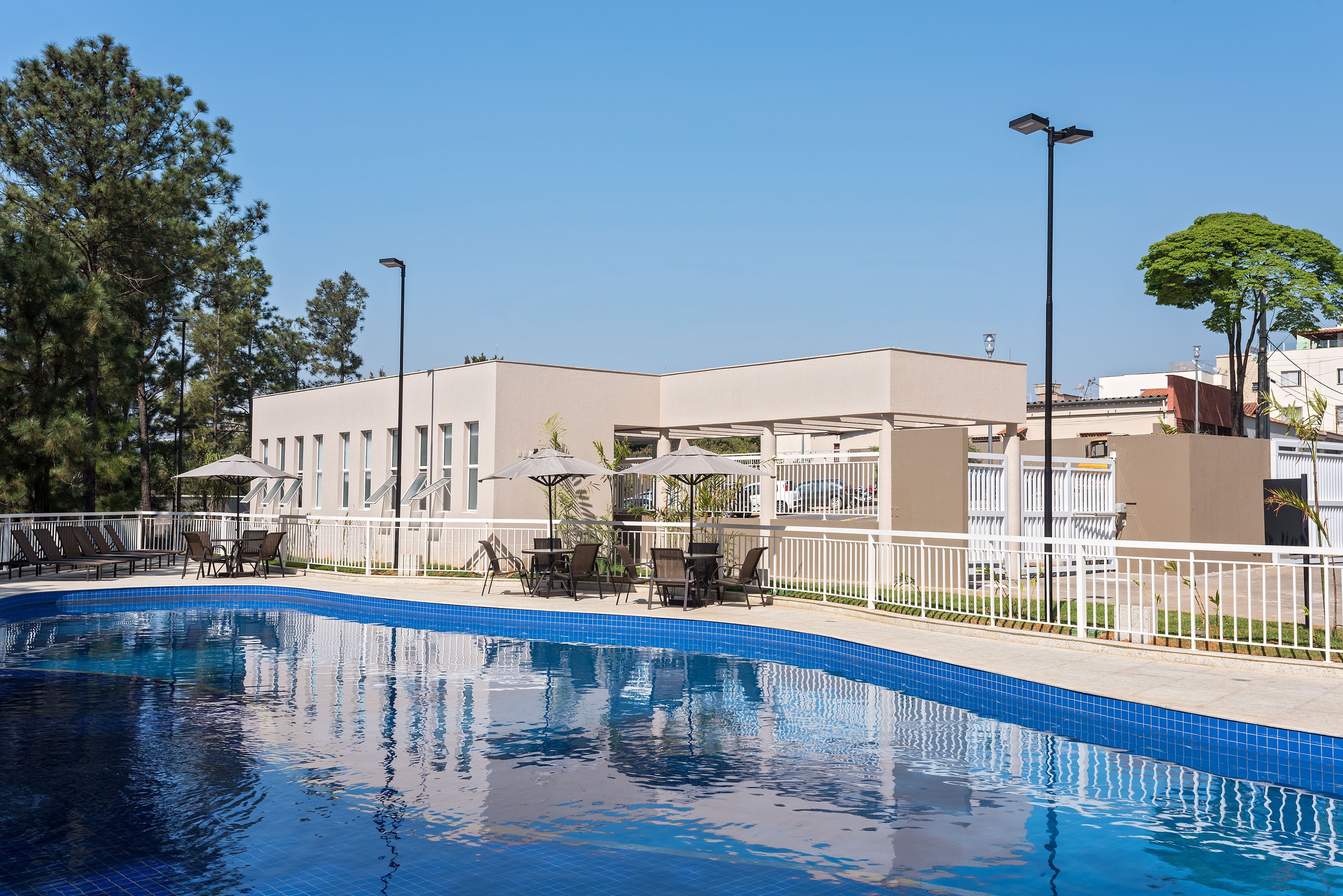 Imagem real da área da piscina