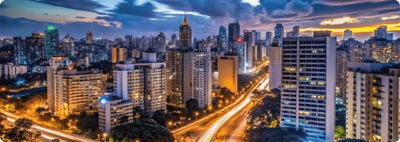 Imagem realista panorâmica do centro de São Paulo, com luz do sol fraca e nuvens.